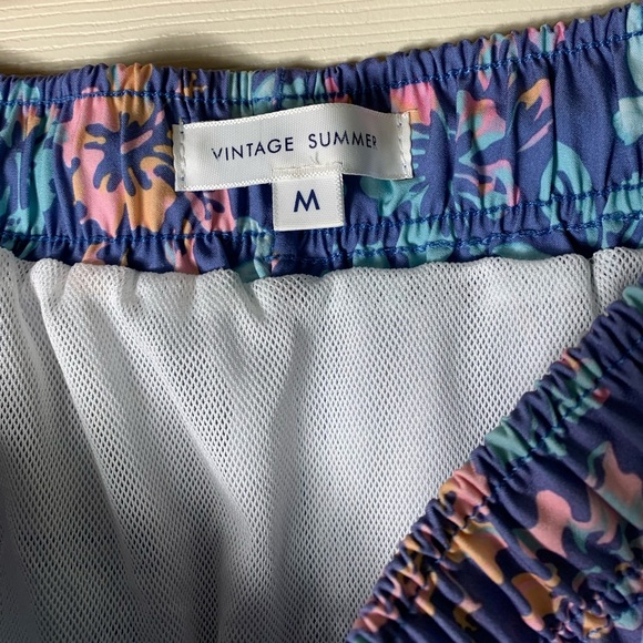REVOLVE Vintage Summer | Men’s Tropical Turtle Print Swim Trunks - Medium - Picture 10 of 11